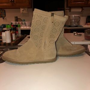UGG Tan Boot with Fur insole BARELY WORN